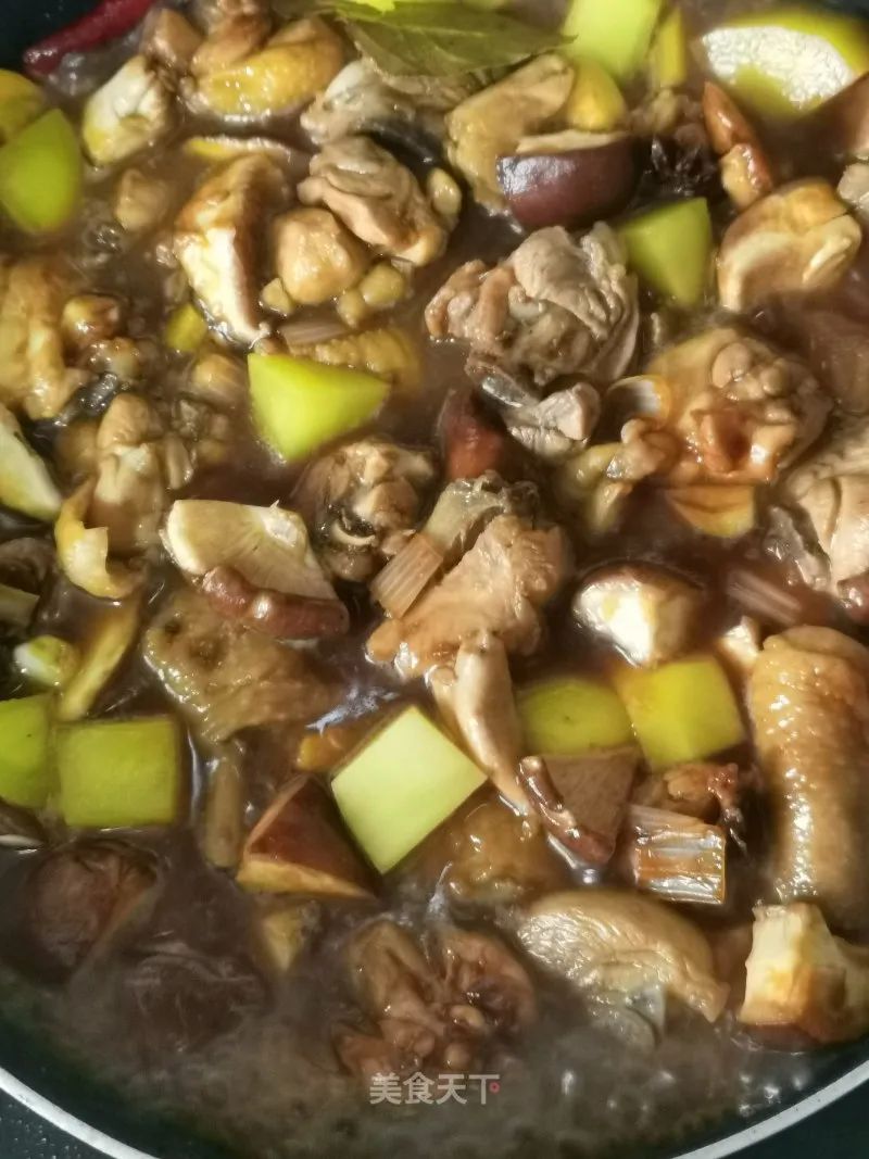 黄焖鸡:肉质细嫩,汤汁浓郁,拌饭真的是太香了!