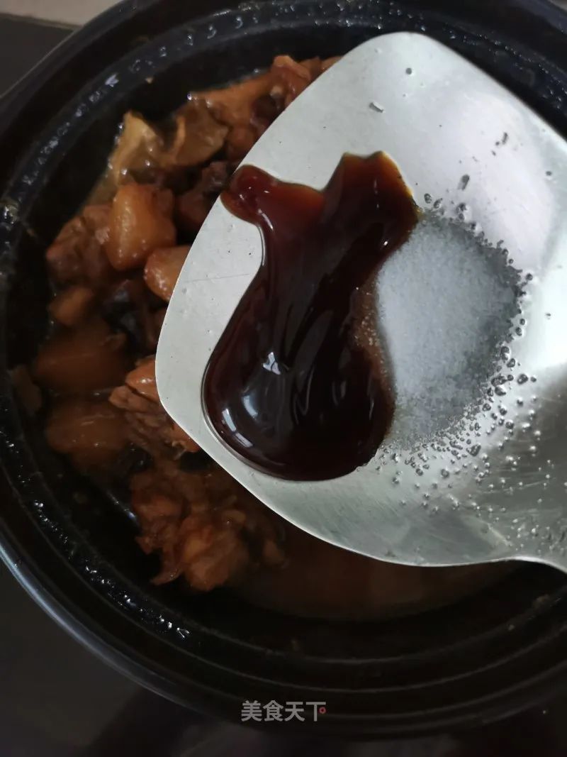 黄焖鸡:肉质细嫩,汤汁浓郁,拌饭真的是太香了!