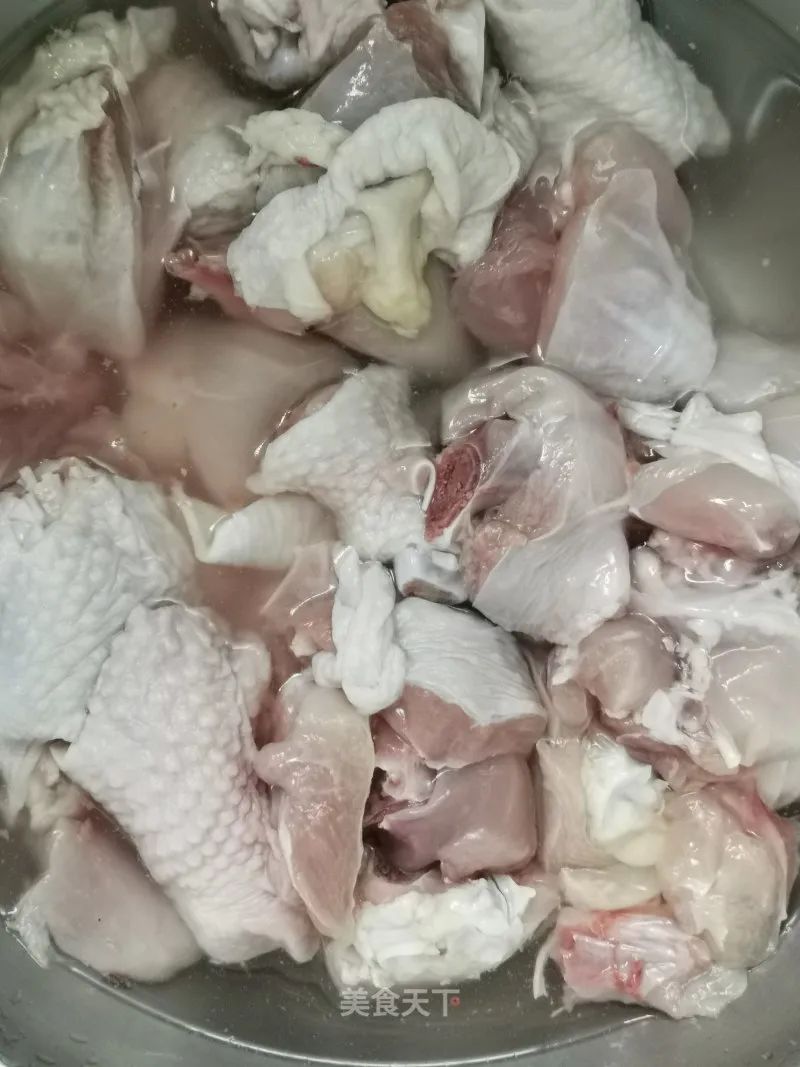黄焖鸡:肉质细嫩,汤汁浓郁,拌饭真的是太香了!