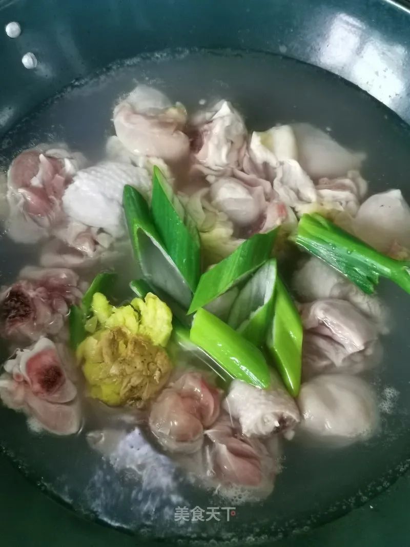 黄焖鸡:肉质细嫩,汤汁浓郁,拌饭真的是太香了!