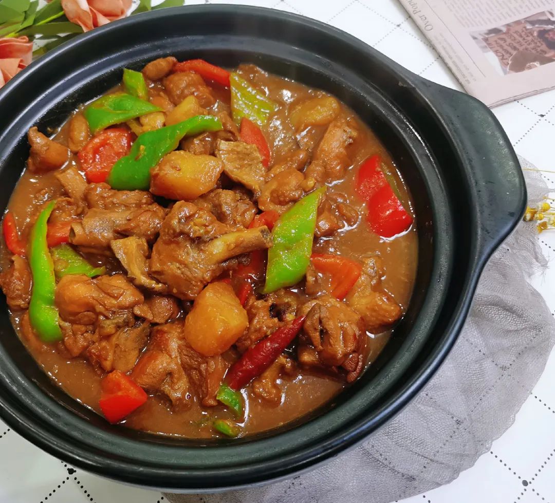 黄焖鸡:肉质细嫩,汤汁浓郁,拌饭真的是太香了!