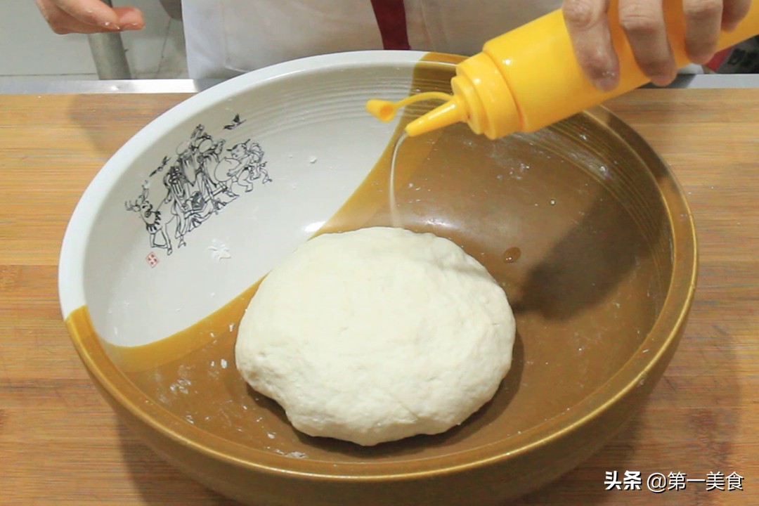 1碗面粉1把葱,不需发面,快速做葱花饼,皮酥芯软,放凉也不硬