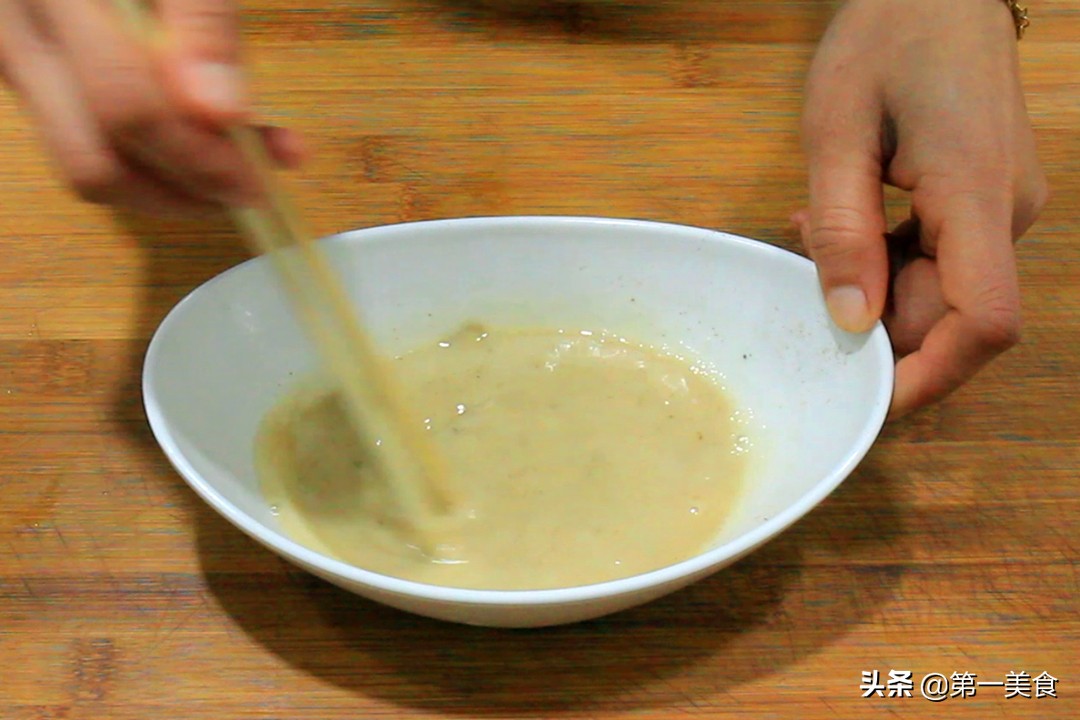 1碗面粉1把葱,不需发面,快速做葱花饼,皮酥芯软,放凉也不硬
