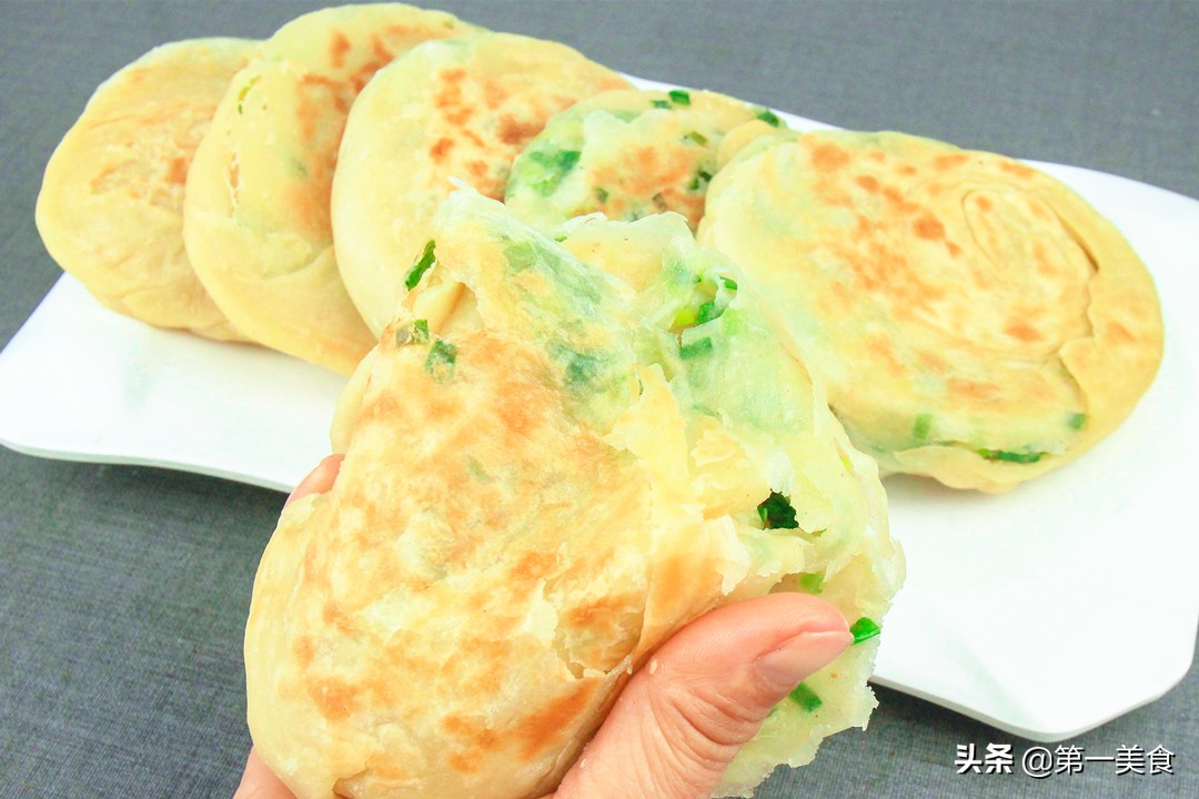 1碗面粉1把葱,不需发面,快速做葱花饼,皮酥芯软,放凉也不硬