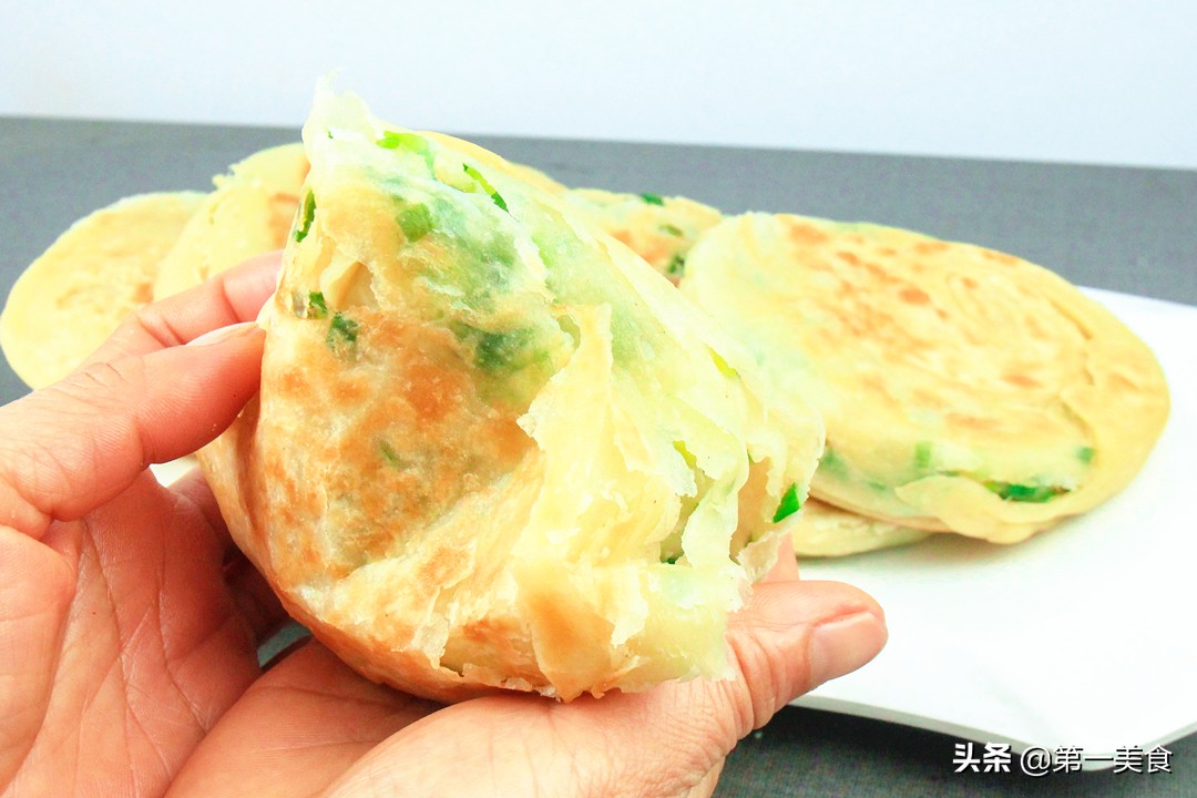 1碗面粉1把葱,不需发面,快速做葱花饼,皮酥芯软,放凉也不硬