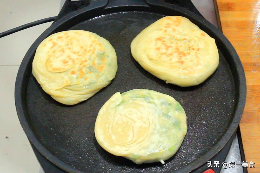 1碗面粉1把葱,不需发面,快速做葱花饼,皮酥芯软,放凉也不硬