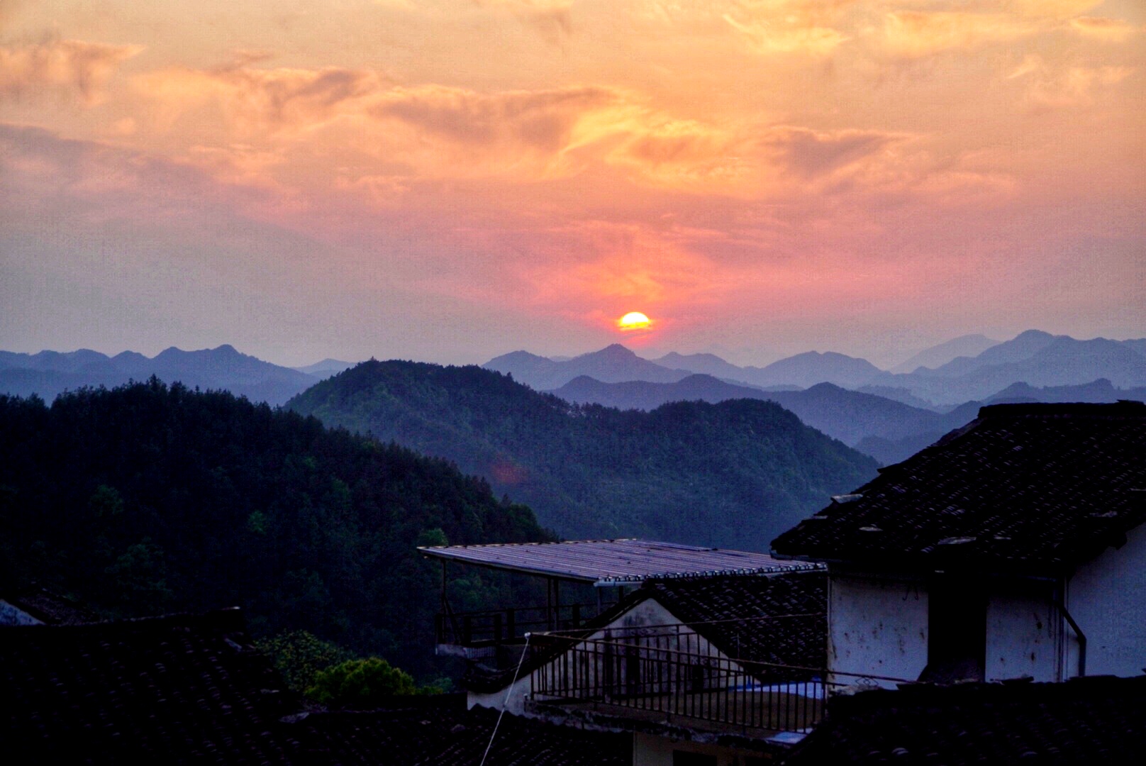 安徽不知名的小山村，1万块钱就能买栋土楼，经常可以看到云海