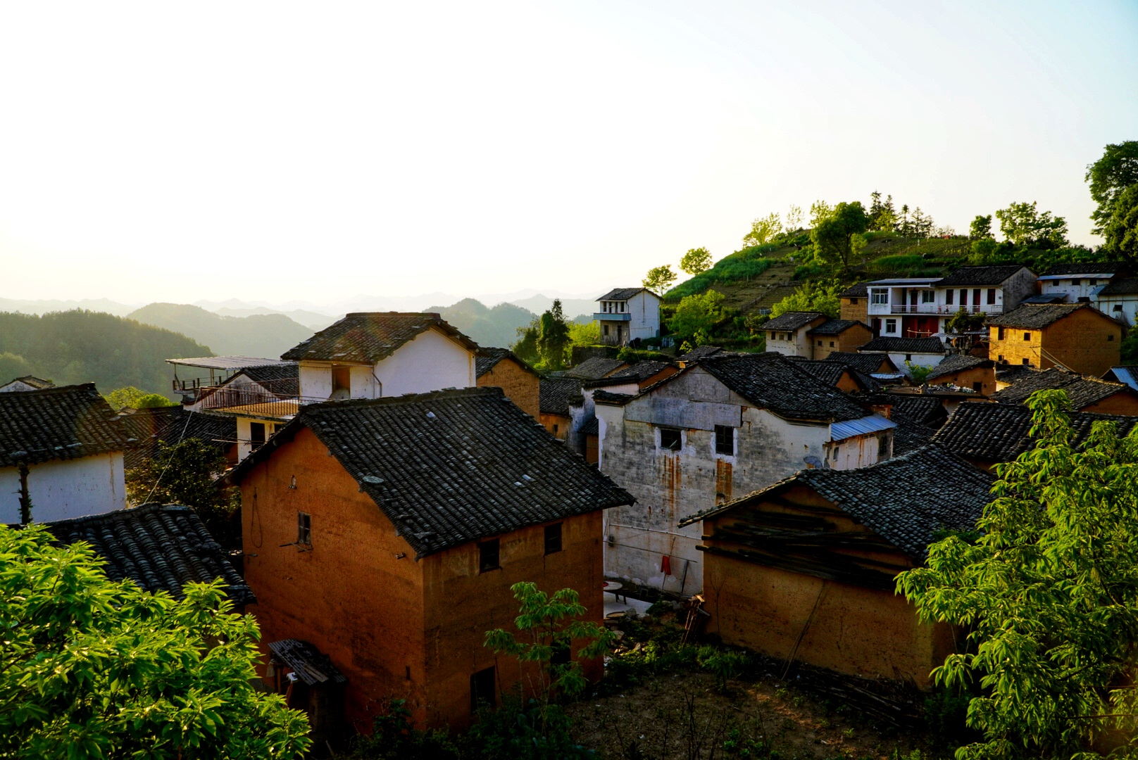 安徽不知名的小山村，1万块钱就能买栋土楼，经常可以看到云海