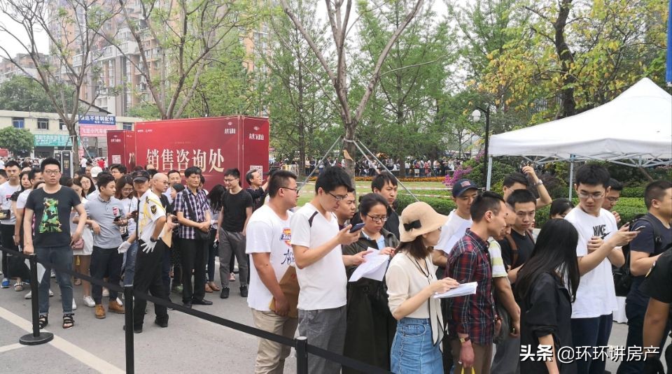 楼市出现“倒牛奶”现象,那为啥开发商,还撑着不降低房价呢?