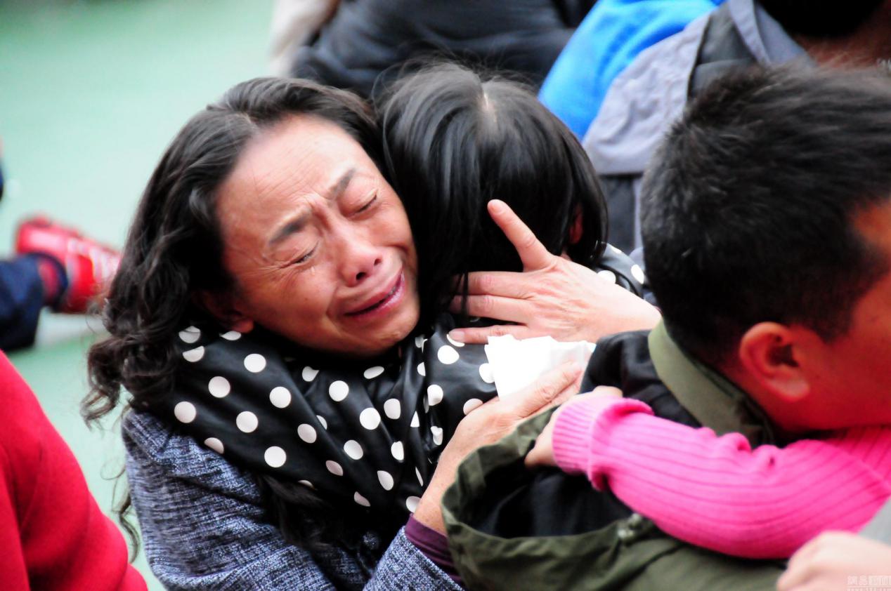 孩子被欺负怎么办?别只教他“告老师”,试试李玫瑾的方法