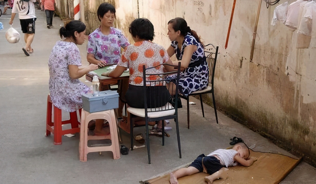 老人这些“假带娃”的行为,正在伤害孩子,父母再忙也要自己带