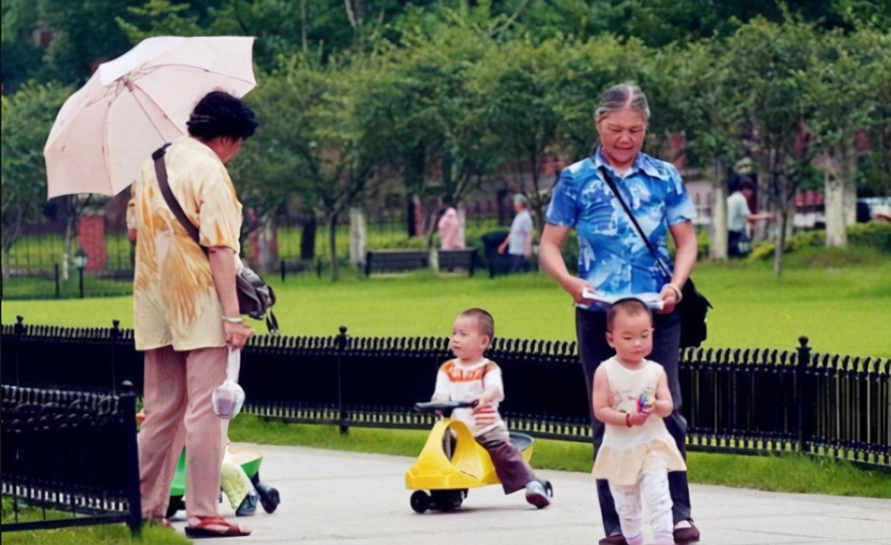 老人这些“假带娃”的行为,正在伤害孩子,父母再忙也要自己带