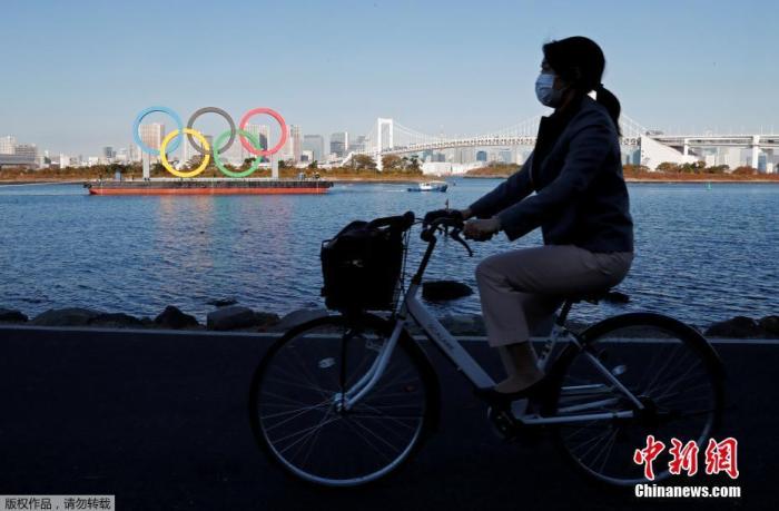 当地时间2019年12月1日,日本东京,正在用船运输的奥运五环标志,时隔4个月的安全检查和维修后,它重新回到东京湾上。