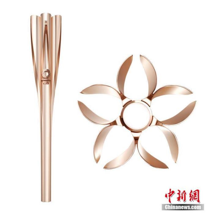 东京奥运会火炬造型灵感源自樱花,颜色为“樱花金”,火炬顶部设计成花瓣状,奥运火种将从五个“花瓣”及中央“花蕊”部分点燃。火炬整体长度为71厘米,总重量约1.2公斤。火炬主要材质为铝材,采用了使用在新干线制造中的铝挤压工艺。 东京奥组委供图