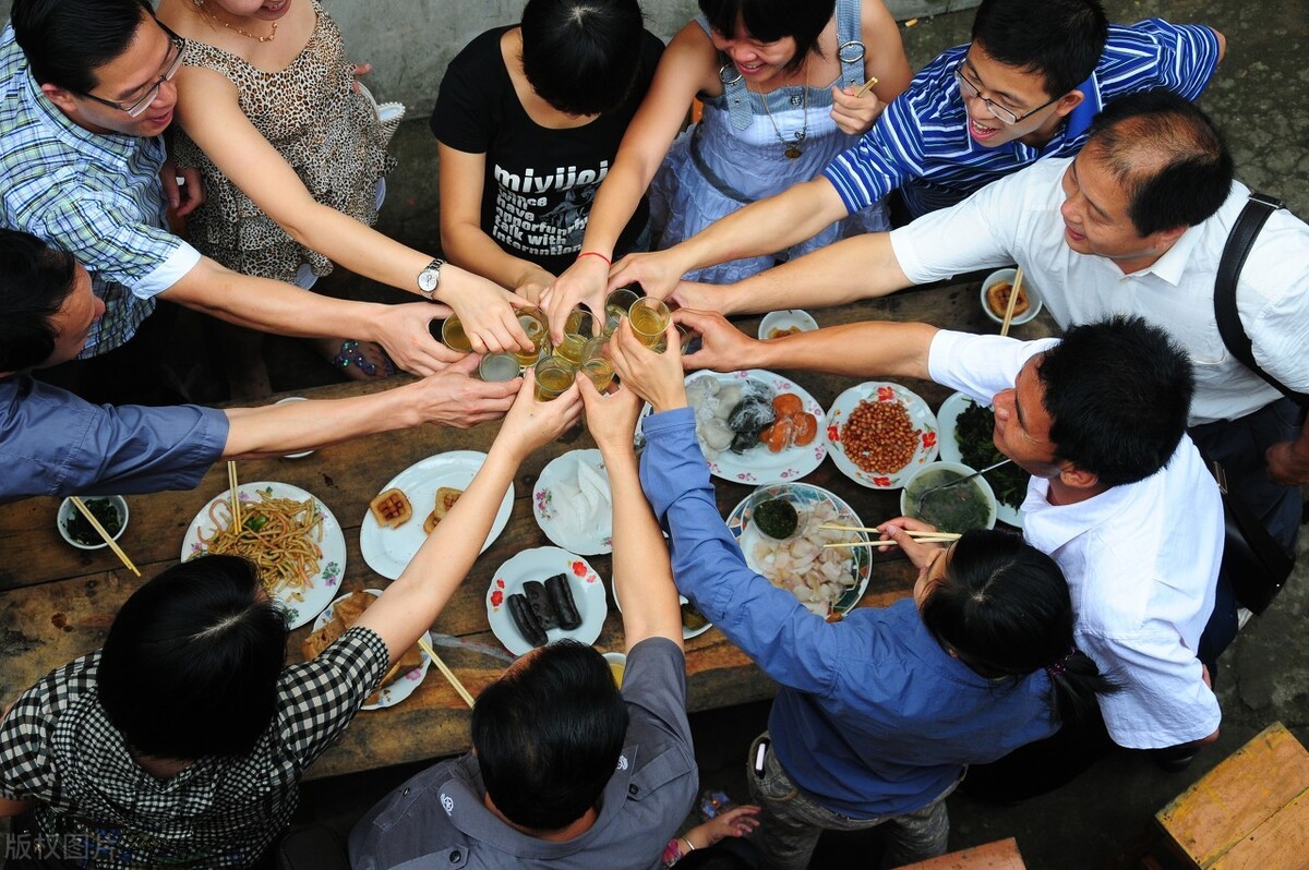 偶尔大醉和每天喝一点酒,哪个更伤肝脏?有哪些解酒办法?