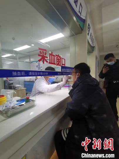 图为正在做核酸检测的市民。 张帆 摄