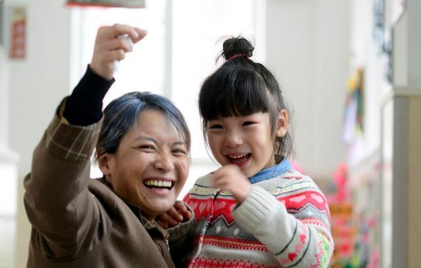 “上班式带娃”成新潮流,孩子有人照看,老人和子女也相互不打扰