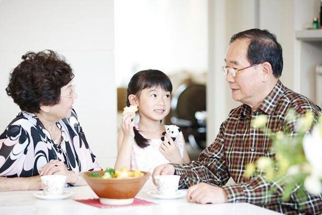“上班式带娃”成新潮流,孩子有人照看,老人和子女也相互不打扰