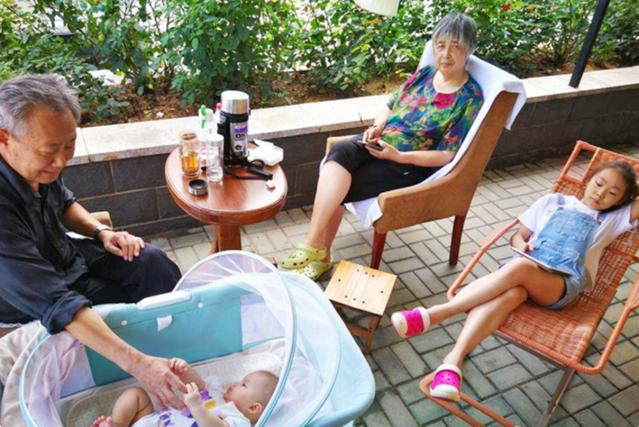 “上班式带娃”成新潮流,孩子有人照看,老人和子女也相互不打扰