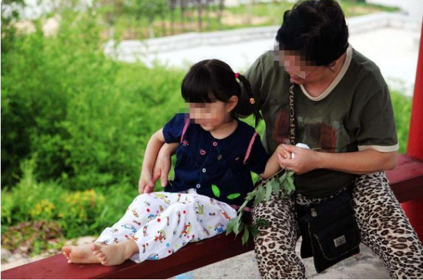 “上班式带娃”成新潮流,孩子有人照看,老人和子女也相互不打扰