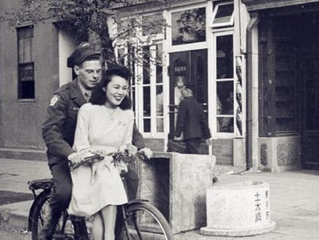 老照片再现战败后的日本:几乎成了美国大兵的“欢乐天堂”