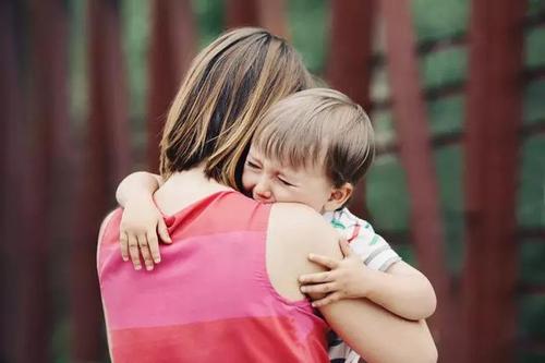 孩子经常乱咬人?比起一句薄弱的“不可以”,这些方法更加有效