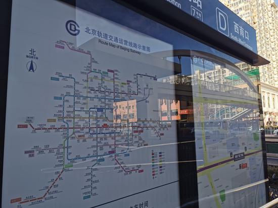 (地铁广渠门站D口外,线路图上甚至看不到大兴机场线及7号线东延等线路的信息。)