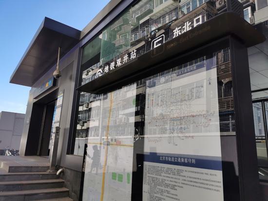 (地铁双井站外,线路图并未标注三条新线路的信息,一旁的站台示意图上也只标注了6个站台中的4个。)