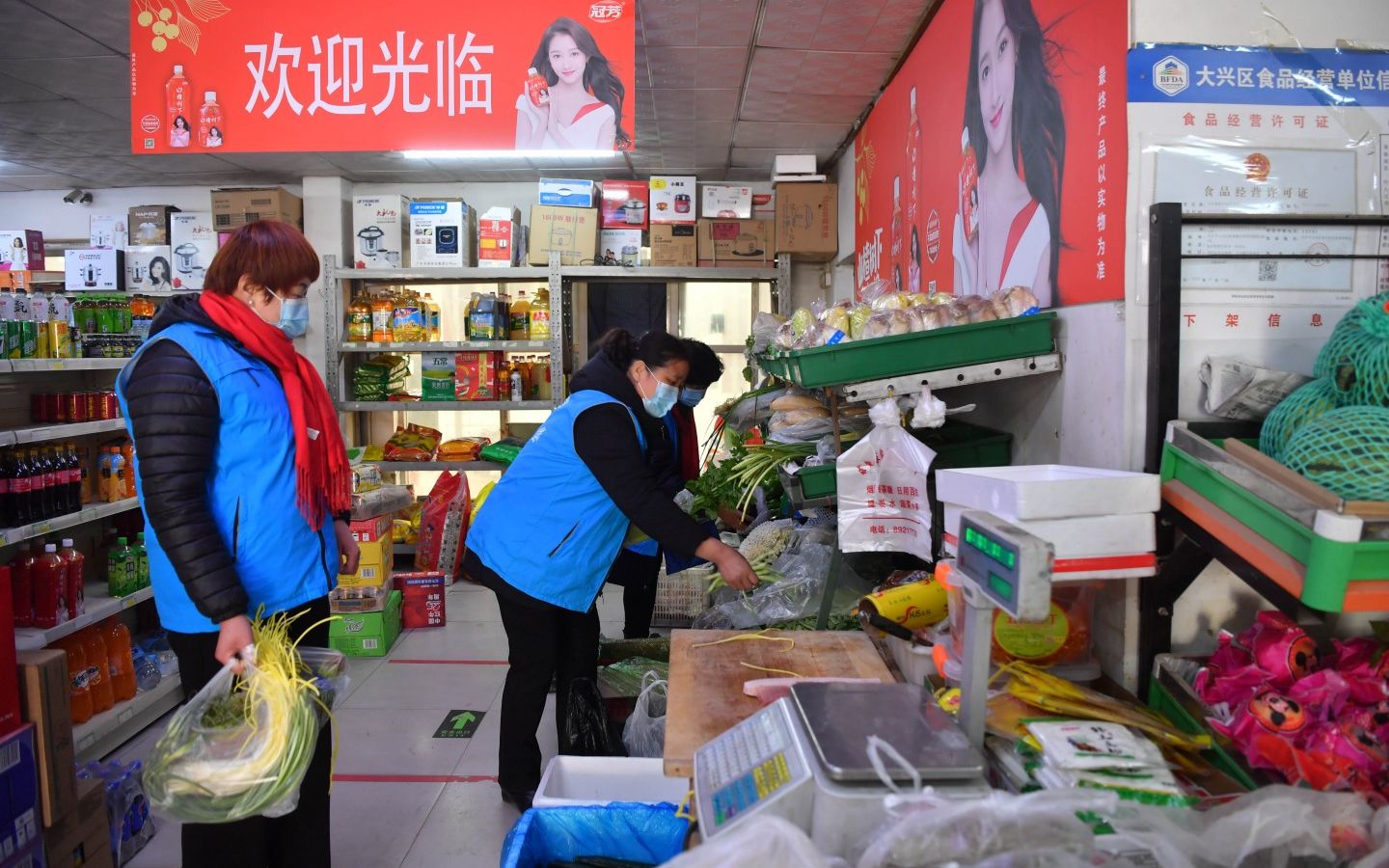 1月12日，大兴区榆垡镇求贤村，巾帼志愿者服务队队员在超市为居家隔离人员买菜。新京报记者 李木易 摄