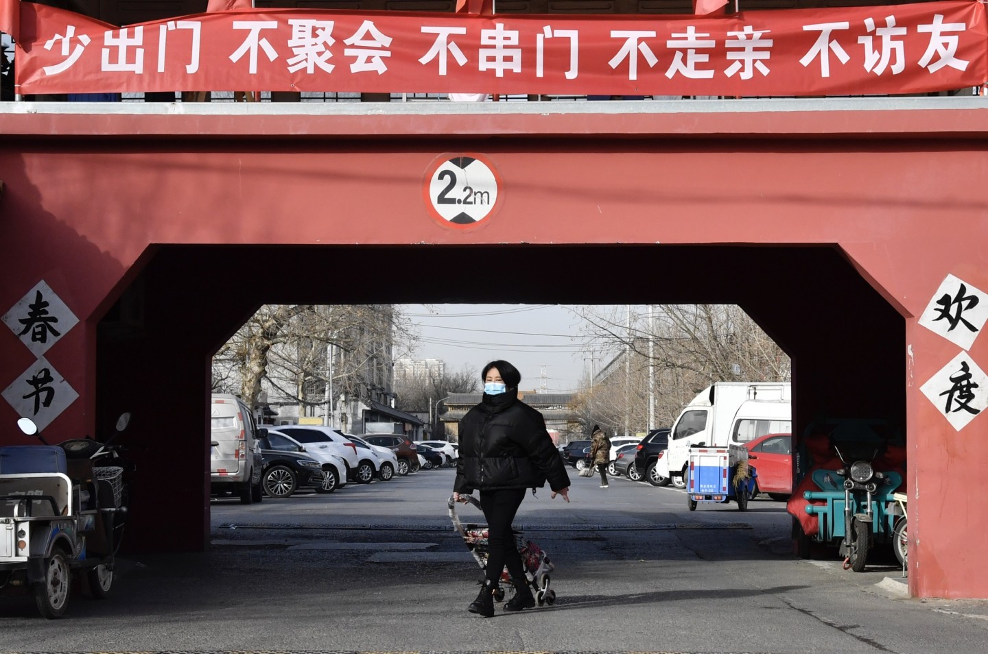 1月12日,通州区张家湾镇皇木厂村,张贴着疫情防控标语。 新京报记者 吴宁 摄
