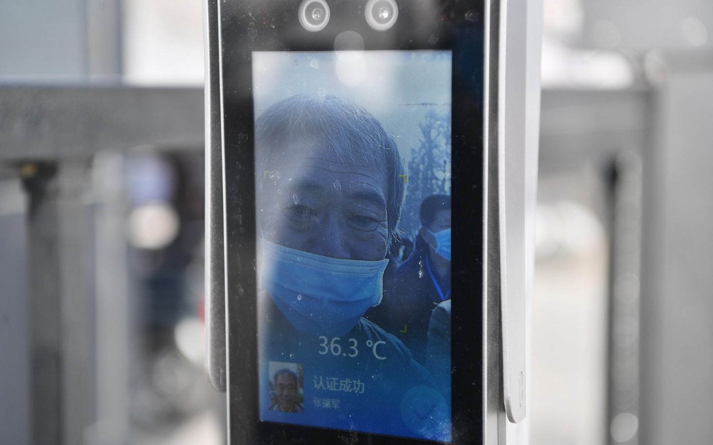 1月12日,大兴区礼贤镇东安村,入口设置了人脸识别系统,刷脸时体温会同步显示在屏幕上。新京报记者 李木易 摄