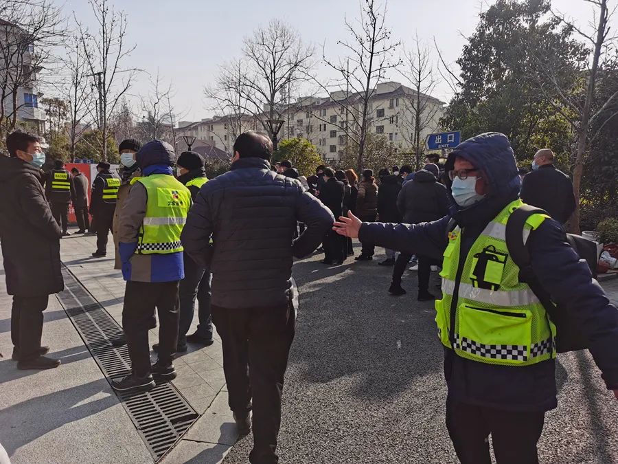 1月11日至1月13日,大众出租租赁组织公司近3000人前往位于上海市徐汇区元江路疫苗接种点分批接种新冠疫苗。 “大众出租租赁”微信公众号 图