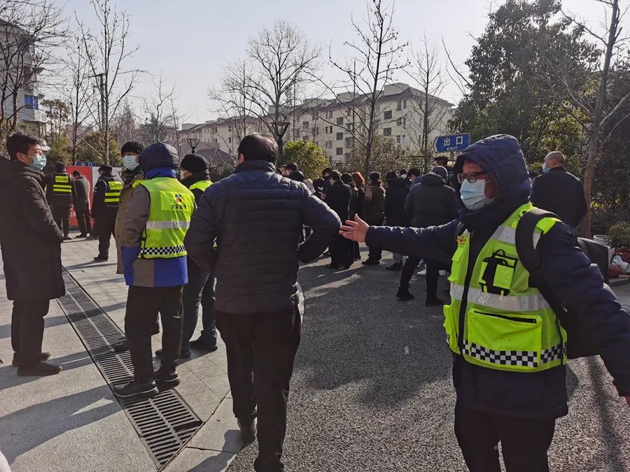 1月11日至1月13日，大众出租租赁组织公司近3000人前往位于上海市徐汇区元江路疫苗接种点分批接种新冠疫苗。 “大众出租租赁”微信公众号 图