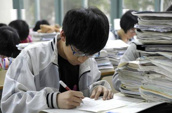 有一种度日如年叫:大宝上高中小宝上小学,二胎父母苦不堪言