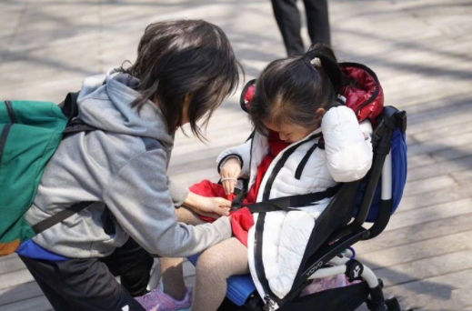 有一种度日如年叫:大宝上高中小宝上小学,二胎父母苦不堪言