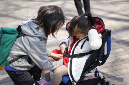 有一种度日如年叫：大宝上高中小宝上小学，二胎父母苦不堪言