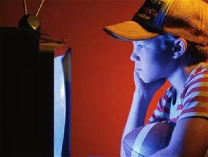 哈佛大学研究:“看电视”和“不看电视”的孩子,长大后差距很大