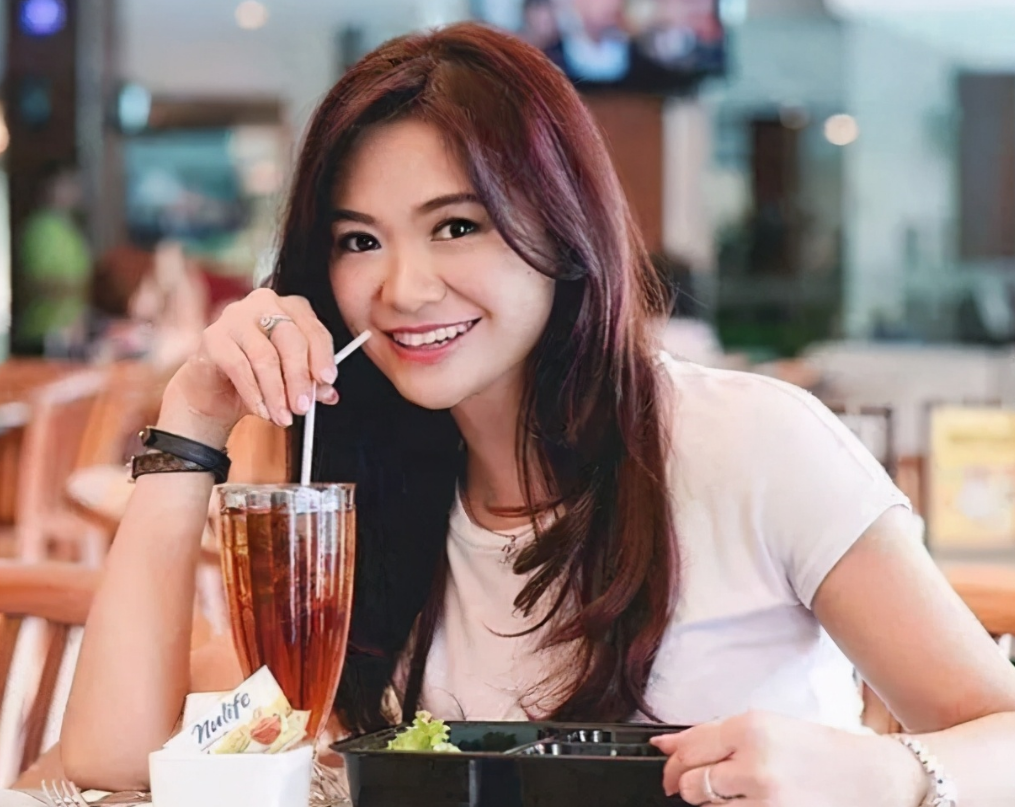 53岁“冻龄妈妈”走红,和儿子出门被当情侣,儿子:这是我亲妈