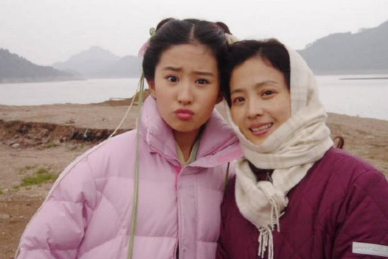 53岁“冻龄妈妈”走红,和儿子出门被当情侣,儿子:这是我亲妈