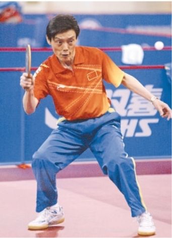2005年4月25日,陆元盛在上海体育馆带队进行赛前训练。影像中国