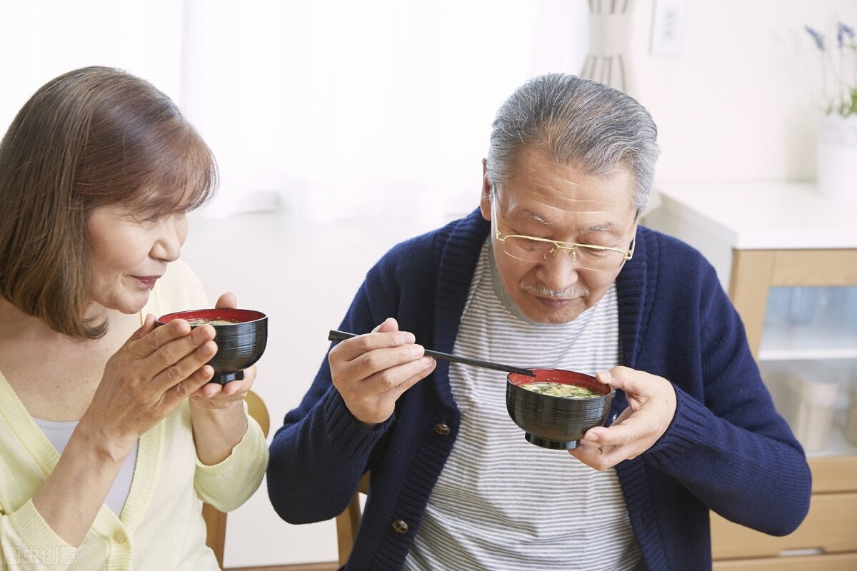 60岁以上的老年人,要想办法戒掉这3个关于“吃”的不良习惯