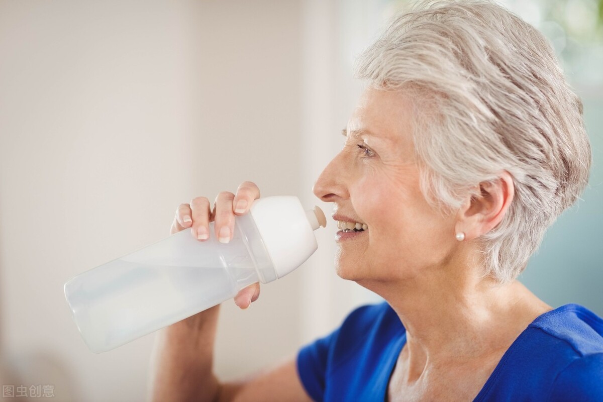 这4种“水”，或不利于健康，中老年人要少喝，有没有你爱喝的？