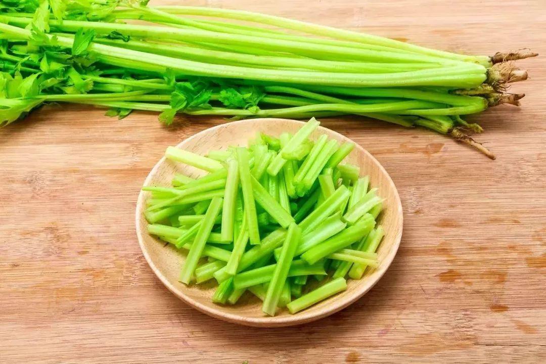 3种食物可能会伤害胃部,转告家人:要少吃,别再忽视