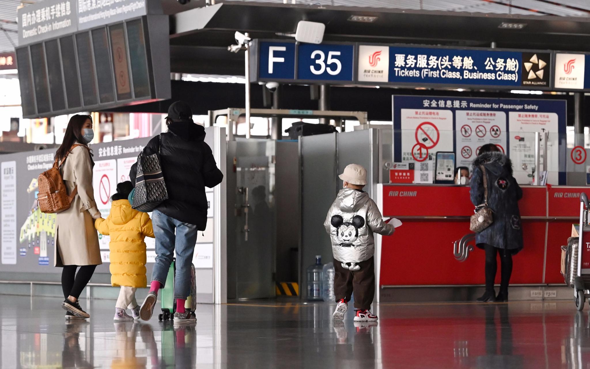 首都机场三号航站楼内,旅客前往值机柜台办理值机手续。摄影/新京报记者 陶冉