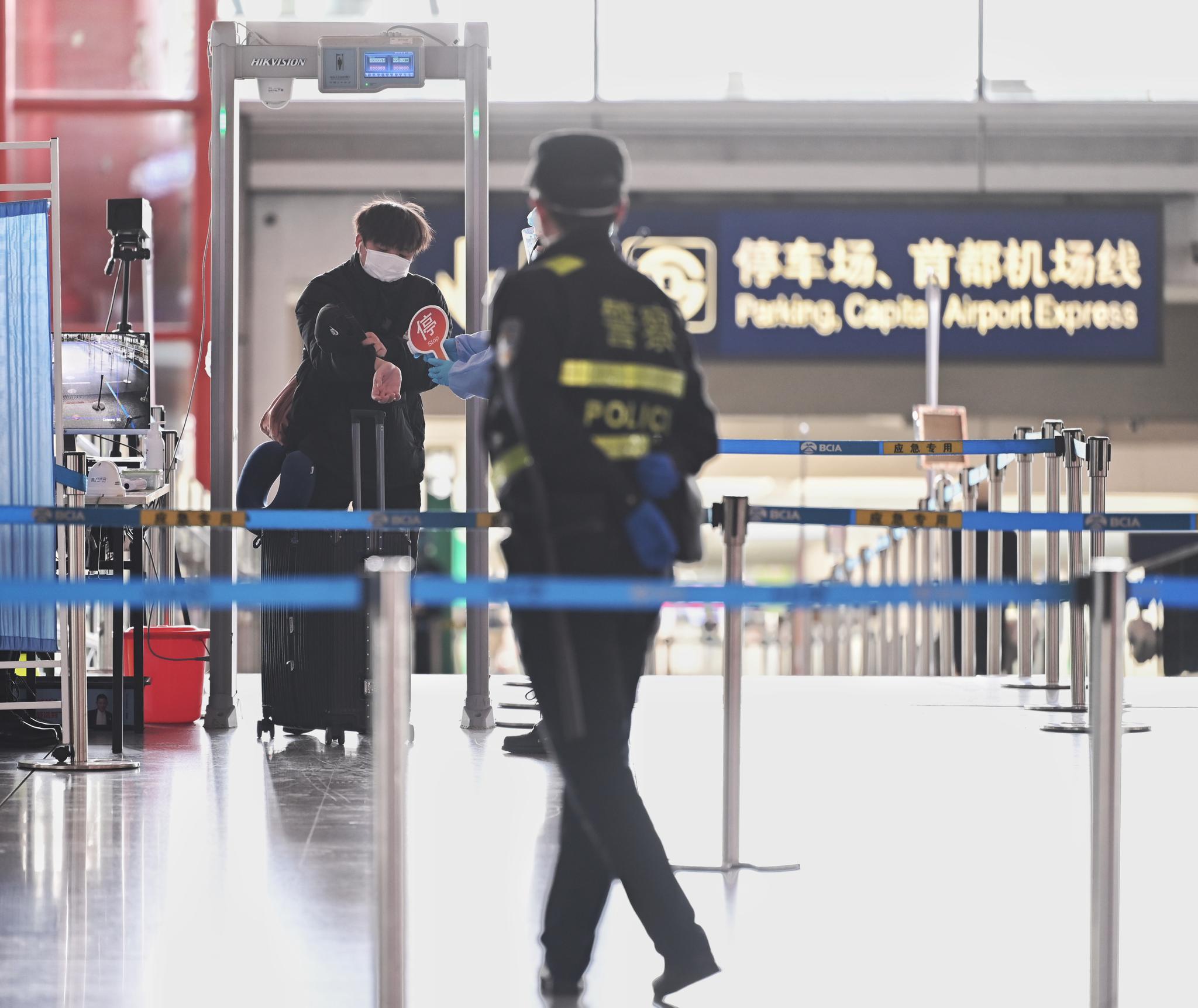 首都机场今天迎来春运首日,所有人员进入航站楼均需出示健康码和测温。摄影/新京报记者 陶冉