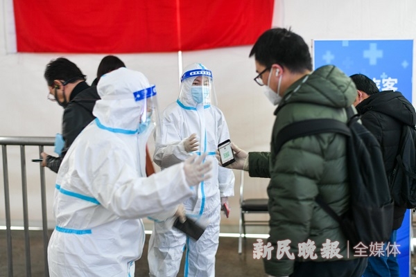 图说:到达旅客需出示健康码