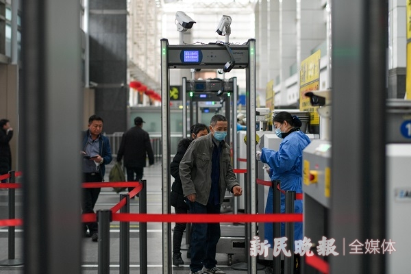 图说:旅客进站时都需经过门式测温仪
