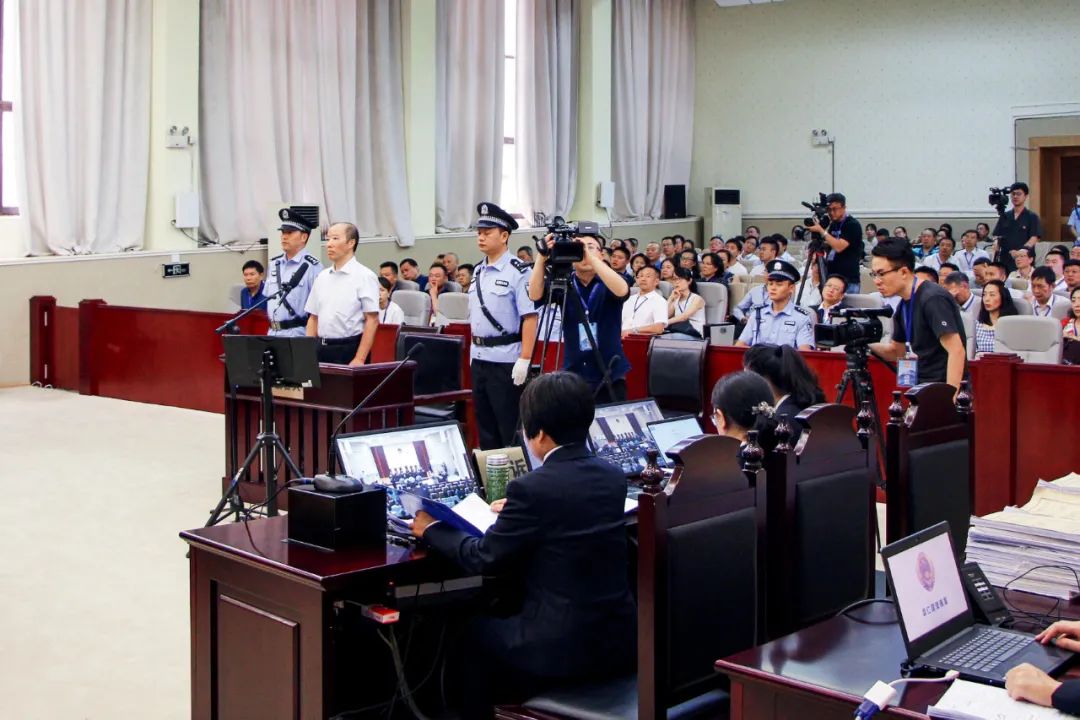2019年9月6日,贵州贵阳市中级人民法院一审公开开庭审理了贵州茅台酒股份有限公司原董事长袁仁国受贿案。图/中新