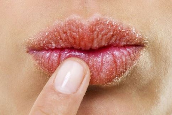 若你的肝不好,嘴部可能会出现这4个现象,你观察过吗?