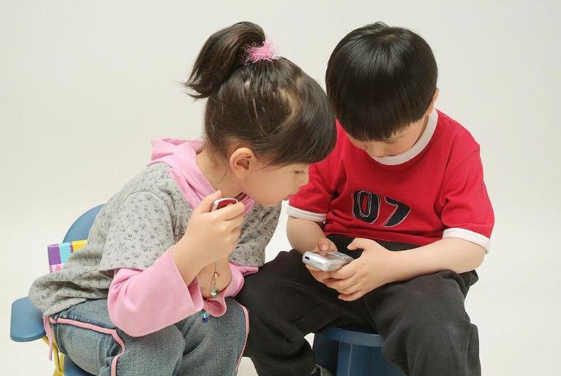 孩子看手机成瘾,家长别苦恼,掌握这3点孩子乖乖把手机给你